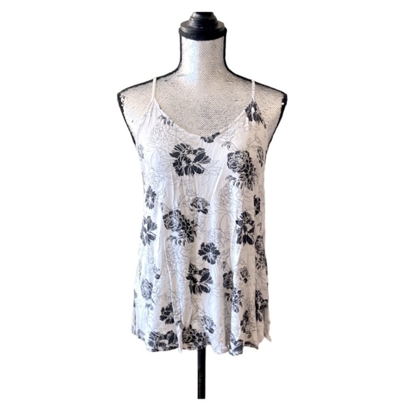 𝅺⭐️2 FOR $20⭐️ White and Black𝅺 Flowy floral detail tank top - Picture 1 of 5